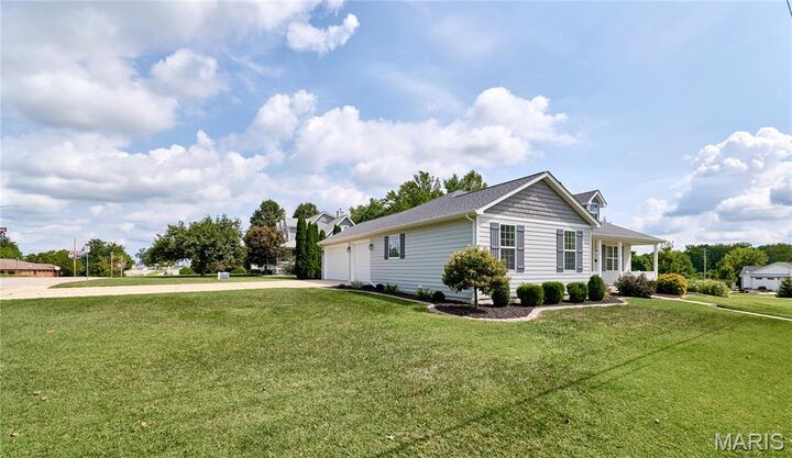 Property Photo:  327 E 4th Street  IL 62298 