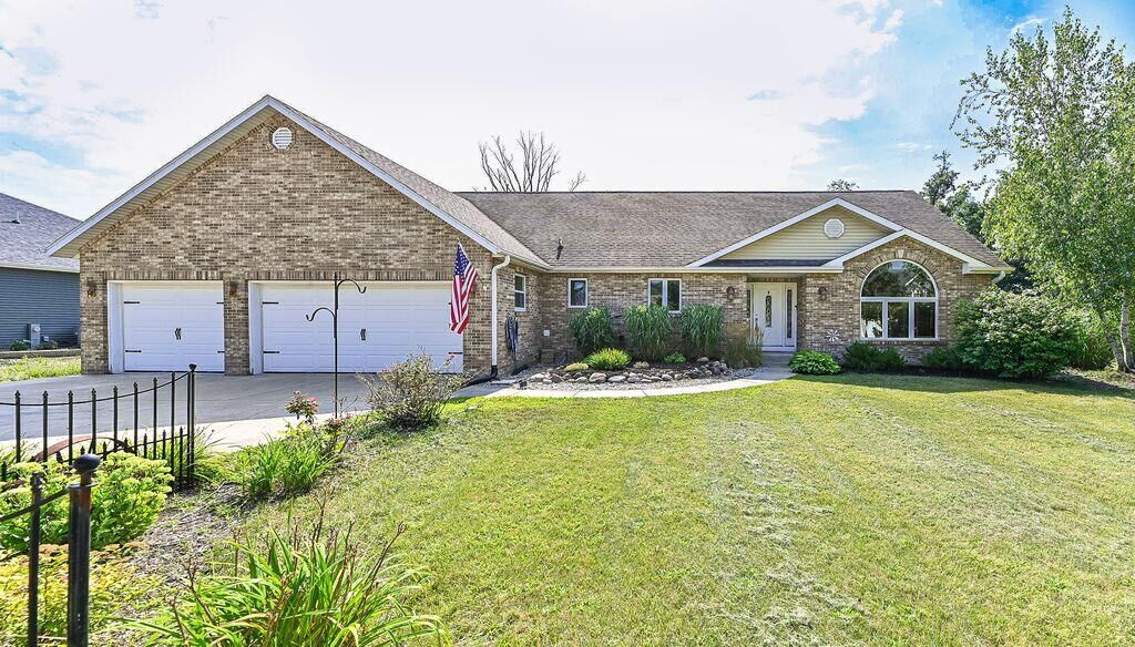 Property Photo:  2116 Ravenswood Rd  WI 53105 