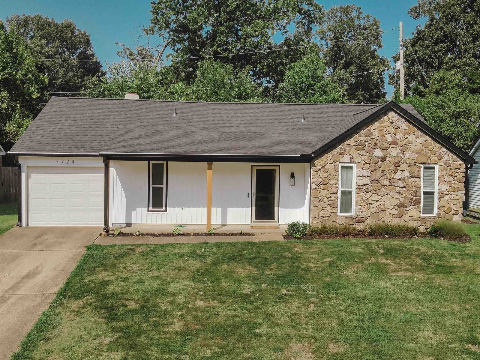 Property Photo: 5724 Jardin Pl TN 38141