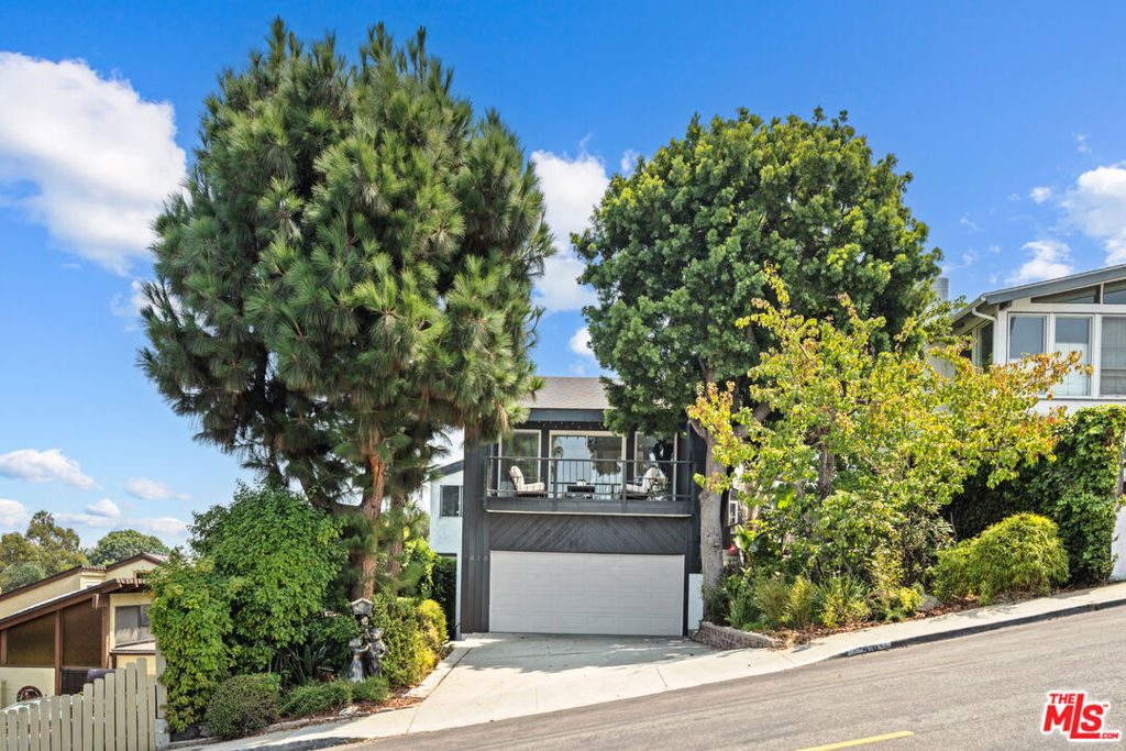 Property Photo:  418 Talbert Street  CA 90293 