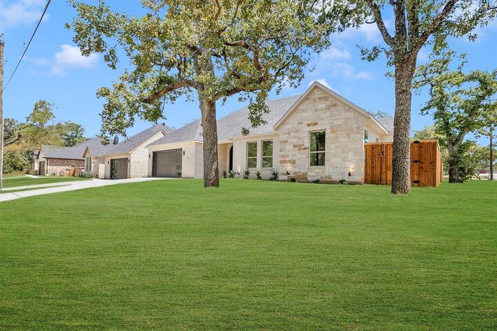 Property Photo: 705 Ross Trail TX 76012