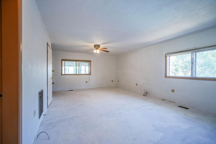 Property Photo: 1335 Lakeview Avenue OR 97601