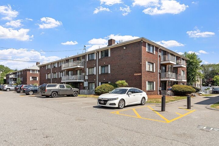 Property Photo:  272 E Haverhill Street 20  MA 01841 