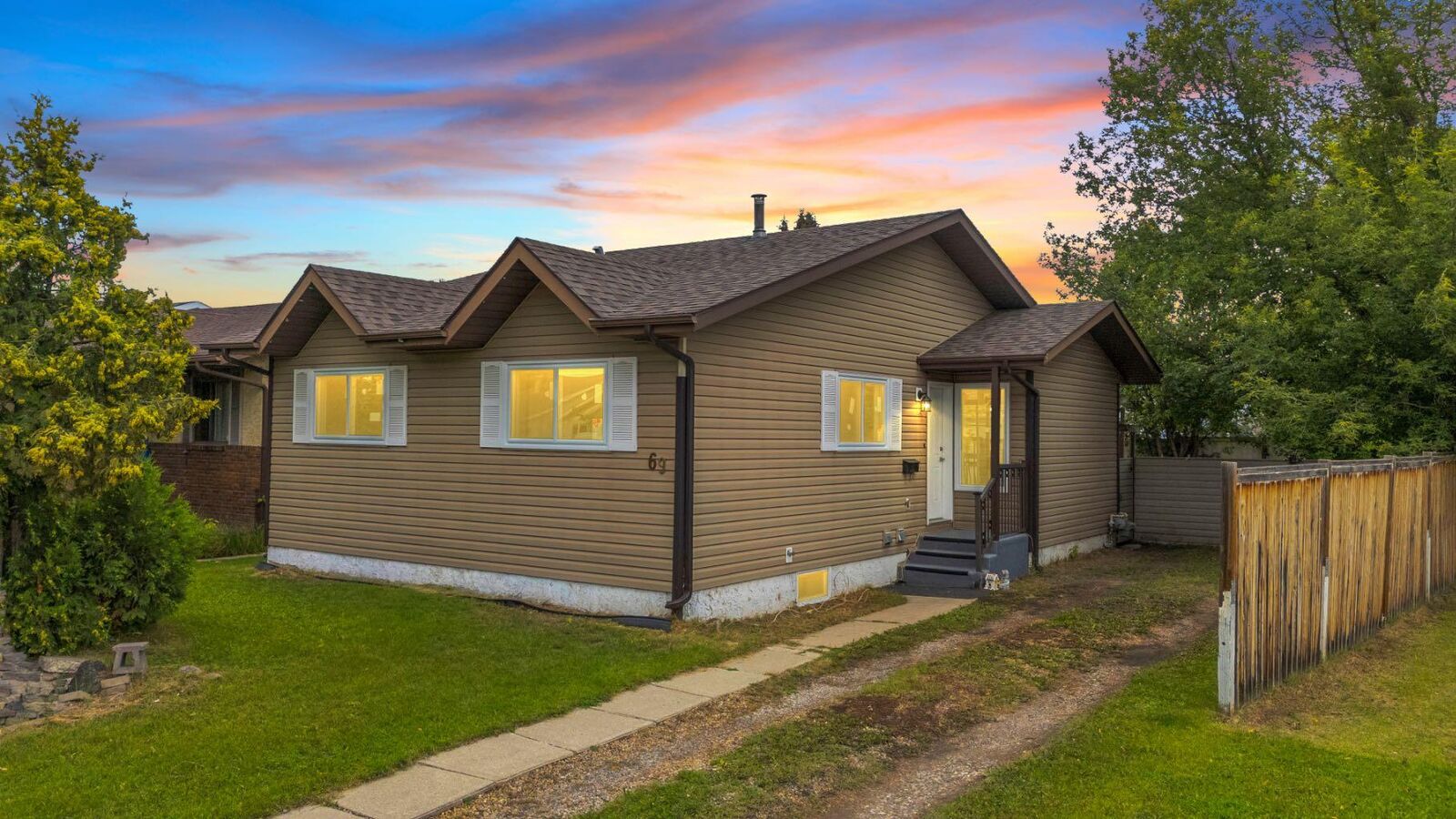 Property Photo:  69 Erickson Drive  AB T4R 1X8 