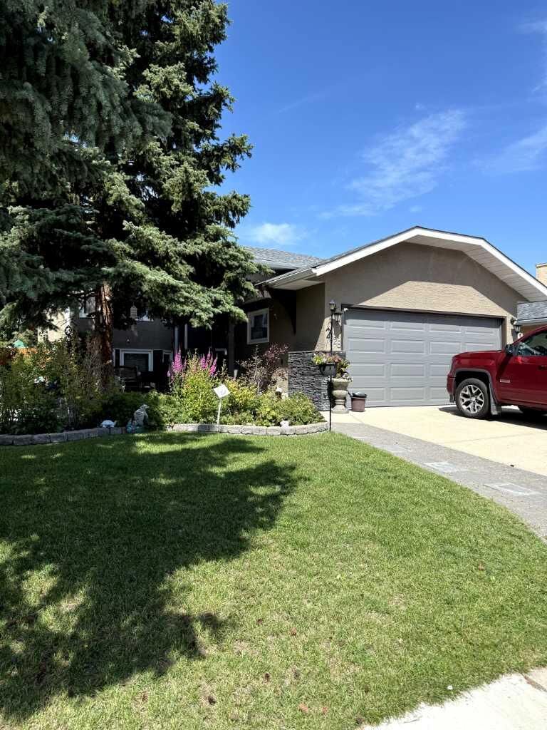 Property Photo: 1328 Meadowbrook Drive SE AB T4A 2A3
