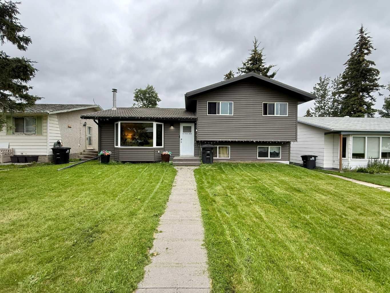 Property Photo:  133 Cheviot Drive  AB T7V 1P8 