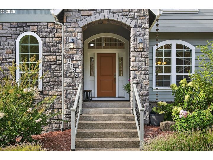 Property Photo:  7169 SW Ash Creek Ct  OR 97223 