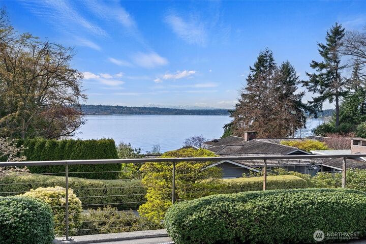 Property Photo: 1054 Waverly Way WA 98033