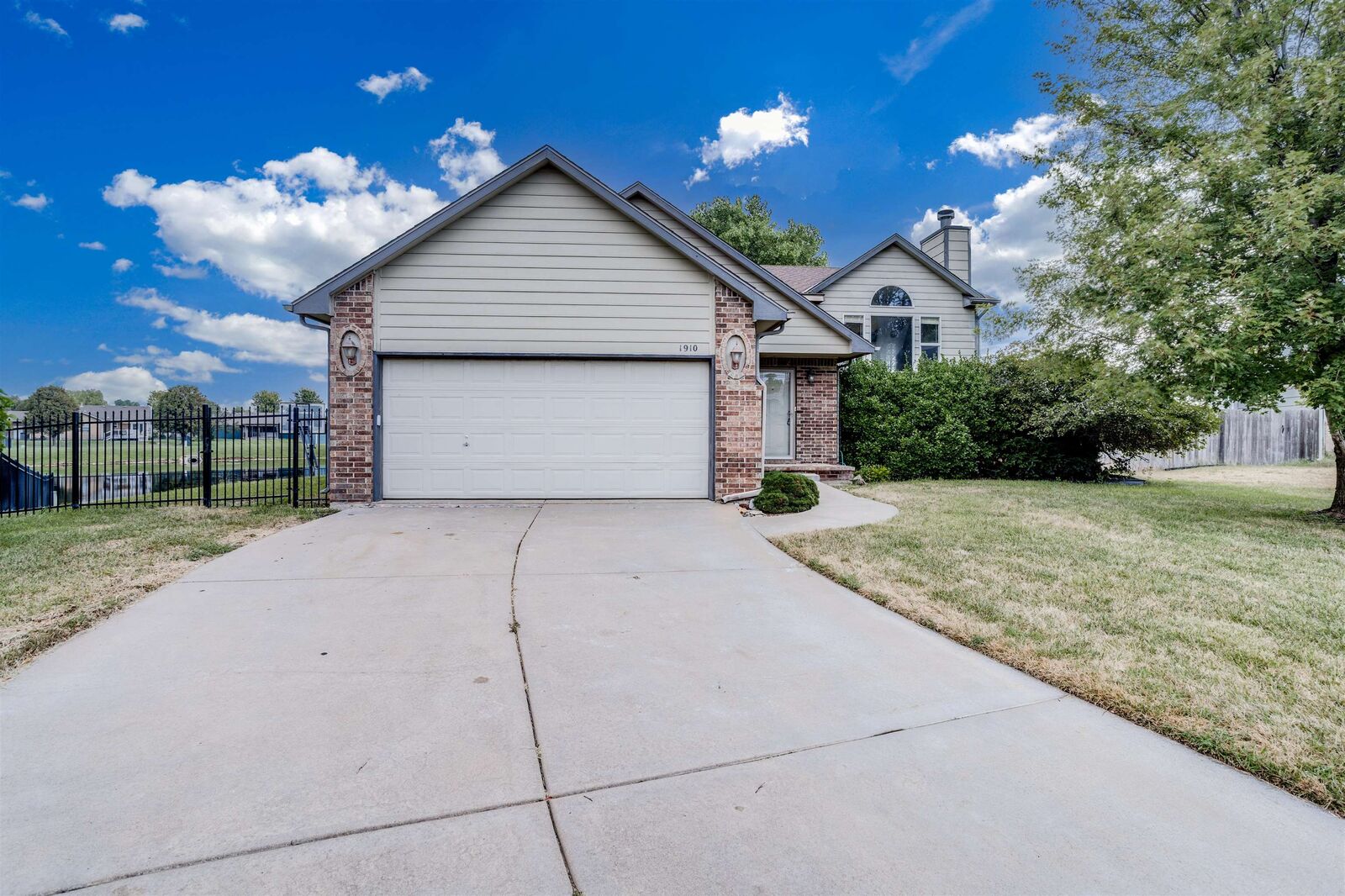 Property Photo: 1910 Summerwood Ct KS 67052