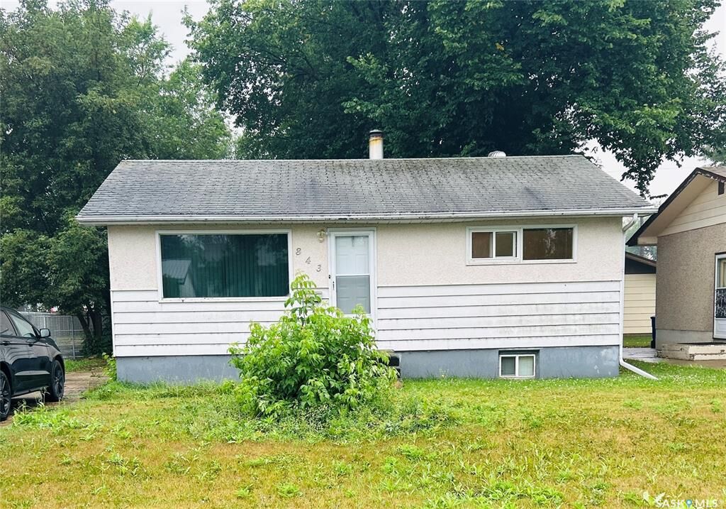 Property Photo:  843 2 Street E  SK S6V 0G2 