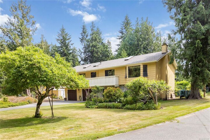 Property Photo: 1881 Llewellyn Pl BC V8L 1G4