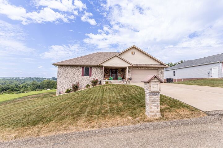 Property Photo: 81 Baron Court PA 15401