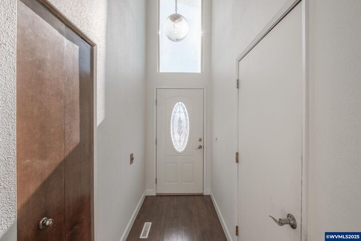 Property Photo: 4046 Evergreen St SE OR 97322