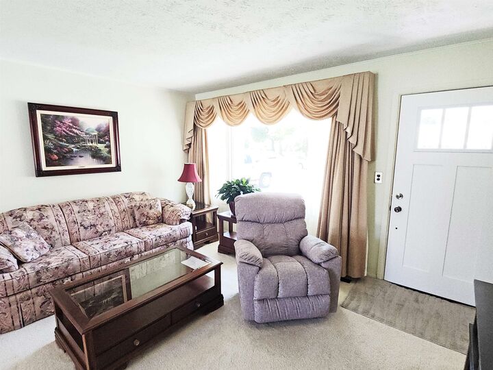 Property Photo: 129 E Parkway NE 68601