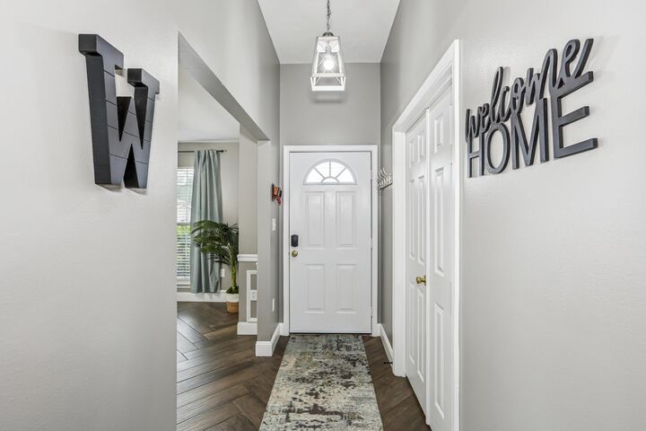 Property Photo: 704 Denise Drive FL 32536
