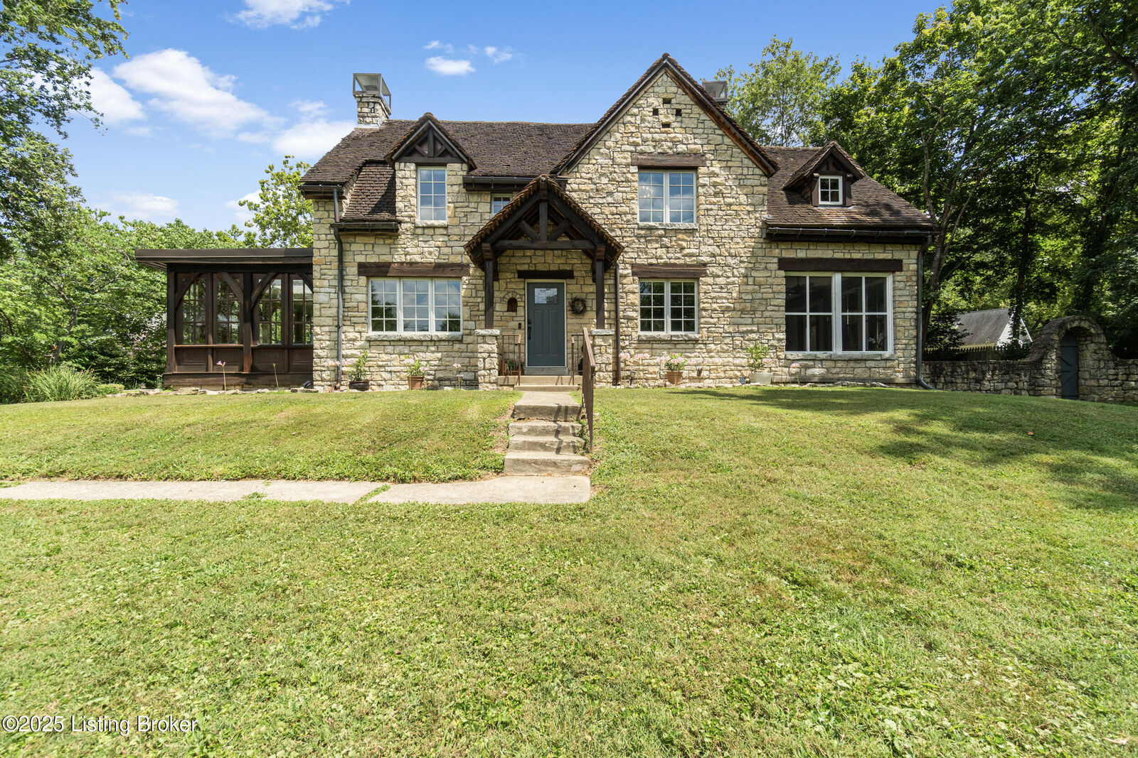 Property Photo: 1001 Glenbrook Rd KY 40223