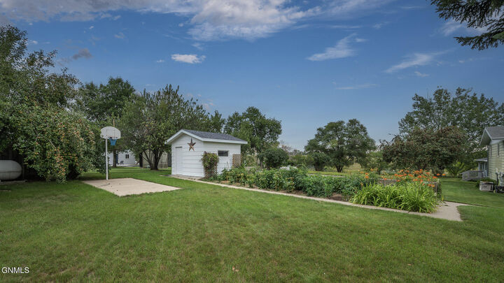 Property Photo:  206 10th Street NE  ND 58523 