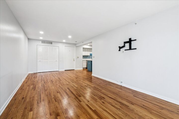Property Photo:  600 W Russell Street 101  IL 60010 