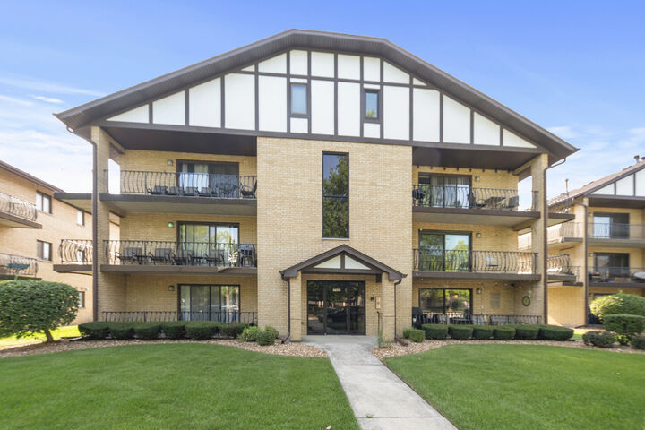 Property Photo: 17960 Royal Oak Court 1N IL 60477