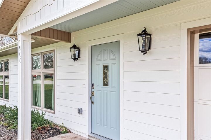 Property Photo: 906 SE G Street AR 72712