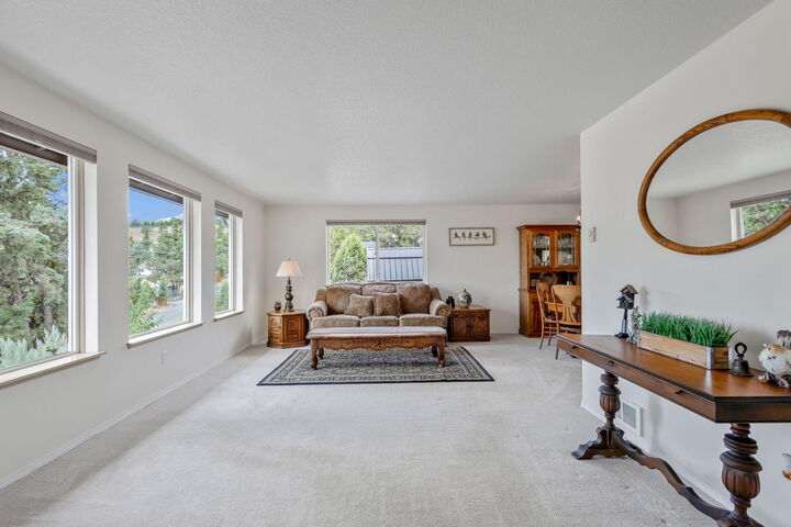 Property Photo: 5922 NW Combs Street OR 97754