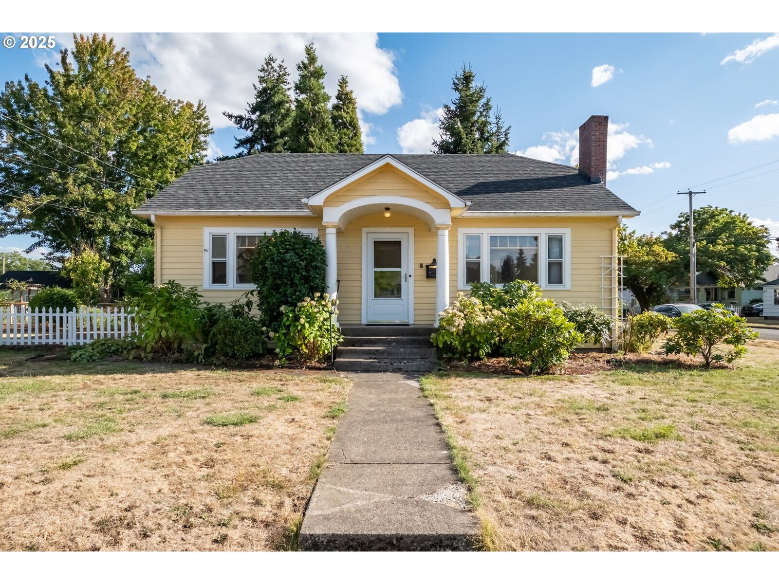 Property Photo:  212 E Vine St  OR 97355 