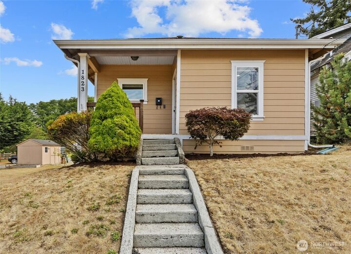Property Photo:  1823  Summit Avenue  WA 98201 