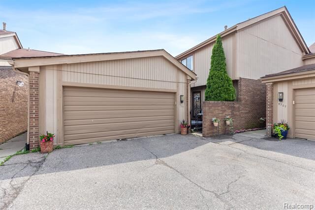 Property Photo: 5305 Wright Way S MI 48322