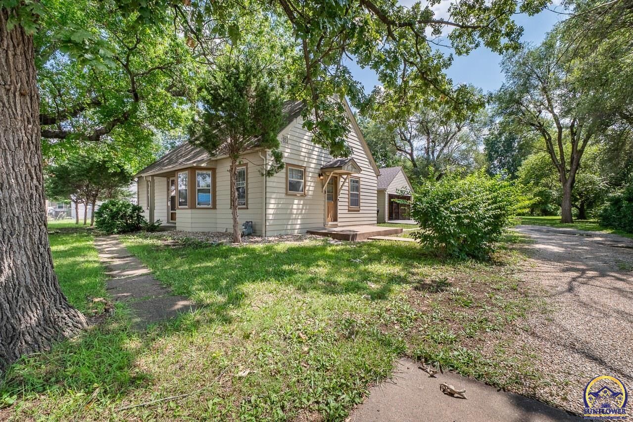 Property Photo:  4411 SW 21st St  KS 66604 