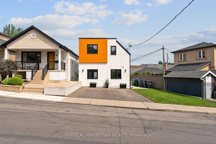 Photo de la propriété: 97 Ennerdale Road W ON M6E 4C7
