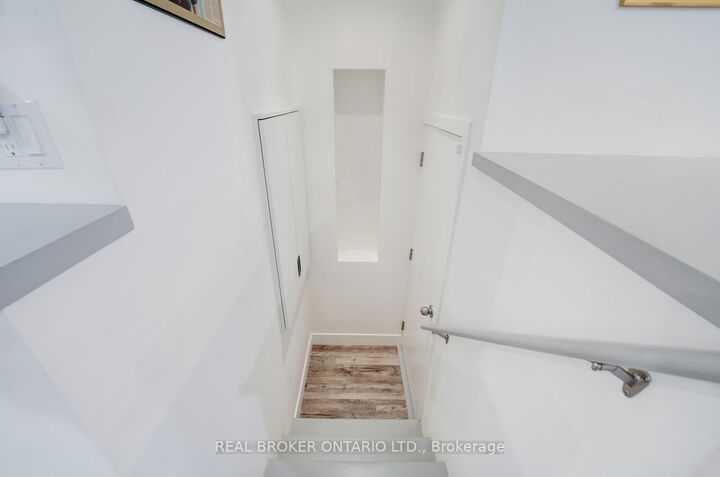 Photo de la propriété: 270 McRoberts Avenue Bsmt ON M6E 4P6