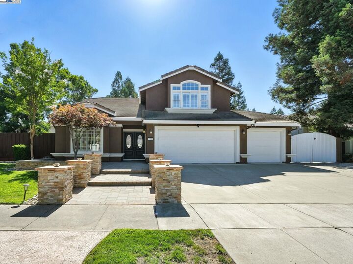 Property Photo: 775 Vivian Dr CA 94550