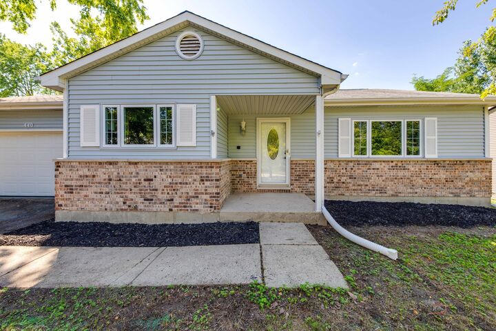Property Photo: 440 W Parkview Terrace IL 60102