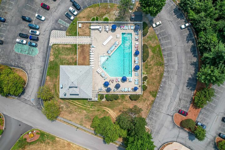 Property Photo: 10 Mountain Laurels Drive NH 03062