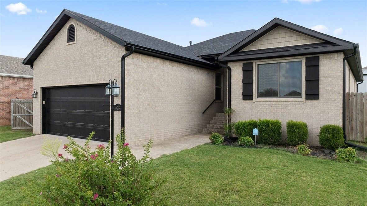 Property Photo:  608 W Worchester  AR 72761 