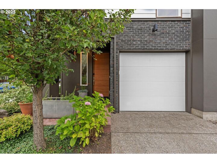 Property Photo: 6888 NE 13th Ave OR 97211