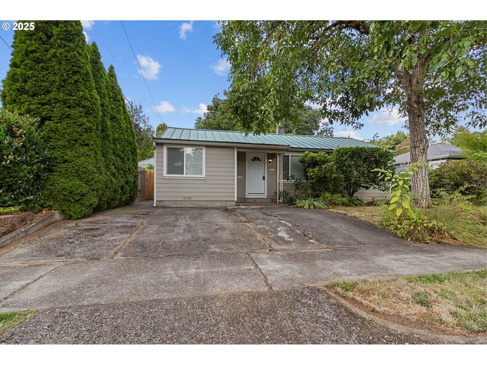 Property Photo: 4911 SE 49th Ave OR 97206