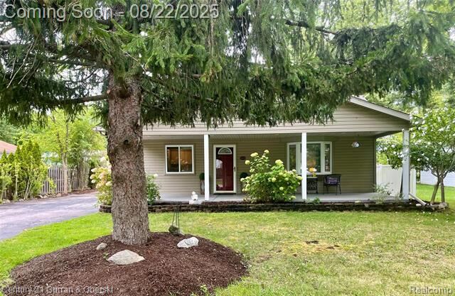 Property Photo: 34794 Rhonswood Street MI 48335