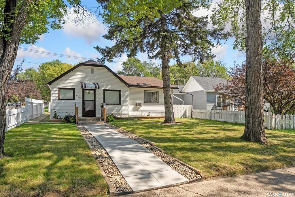 Property Photo:  940 J Avenue N  SK S7L 2L2 
