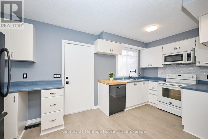 Property Photo: 36 Dodds Court Court ON L2A 5Z2