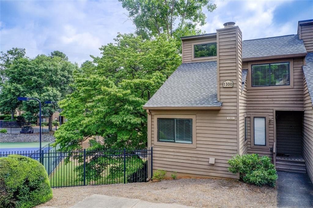 Property Photo:  1301 Parkaire Crossing  GA 30068 