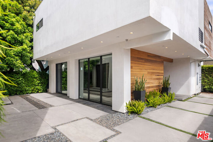 Property Photo:  516 Vernon Avenue  CA 90291