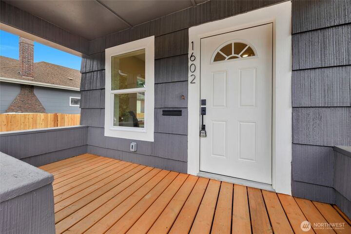 Property Photo: 1602 Baker Avenue WA 98201