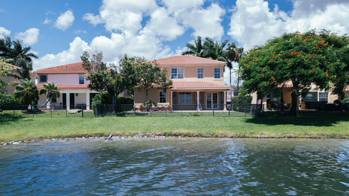 Property Photo: 10722 Willow Oak Court FL 33414