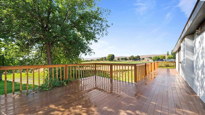 Property Photo: 2105 E Mason Pr NE WA 99320