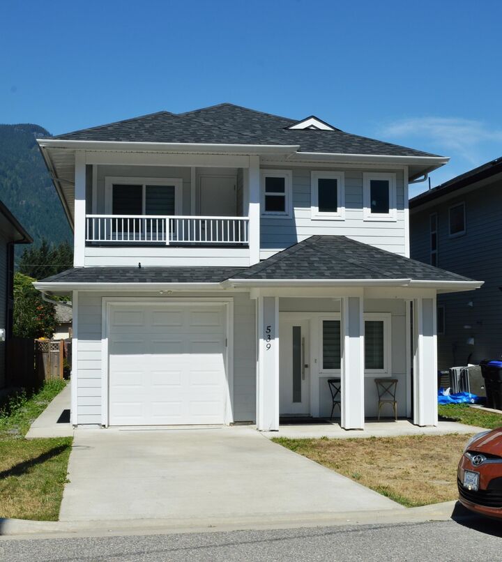 539 Douglas Street — photo 1