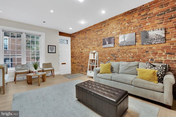 Property Photo:  117 S Saint Asaph Street  VA 22314 