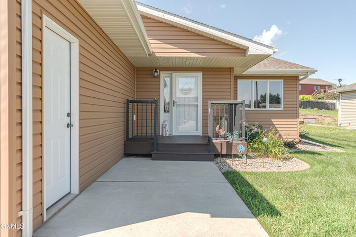 Property Photo:  1006 Calvert Drive  ND 58503