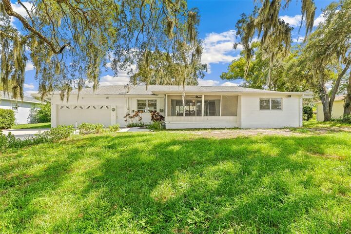 Property Photo:  14 E Bay Street  FL 33837 