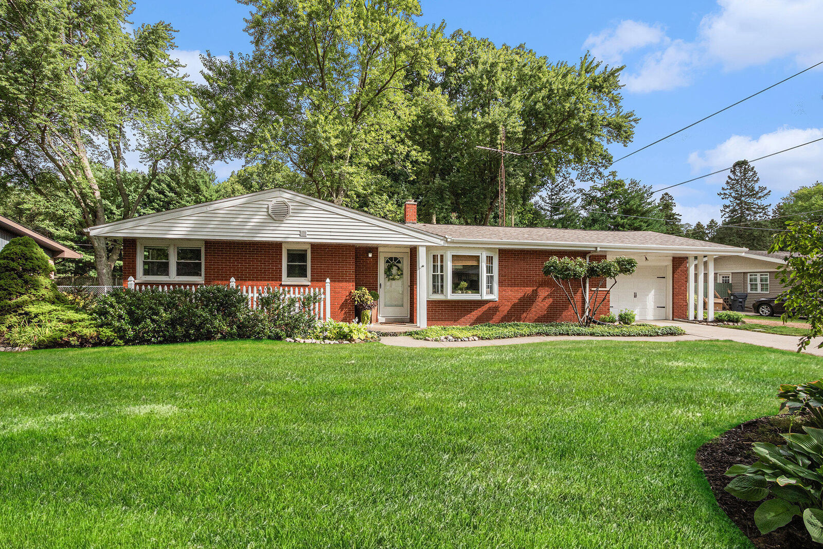 Property Photo:  1403 Timberlane Drive  MI 49085 